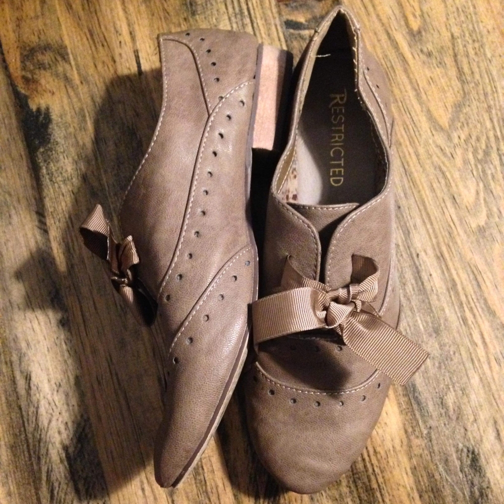 Beautiful oxford with ribbon laces